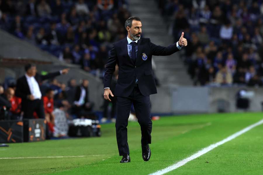 Técnico interino deixa o comando com um empate e uma derrota