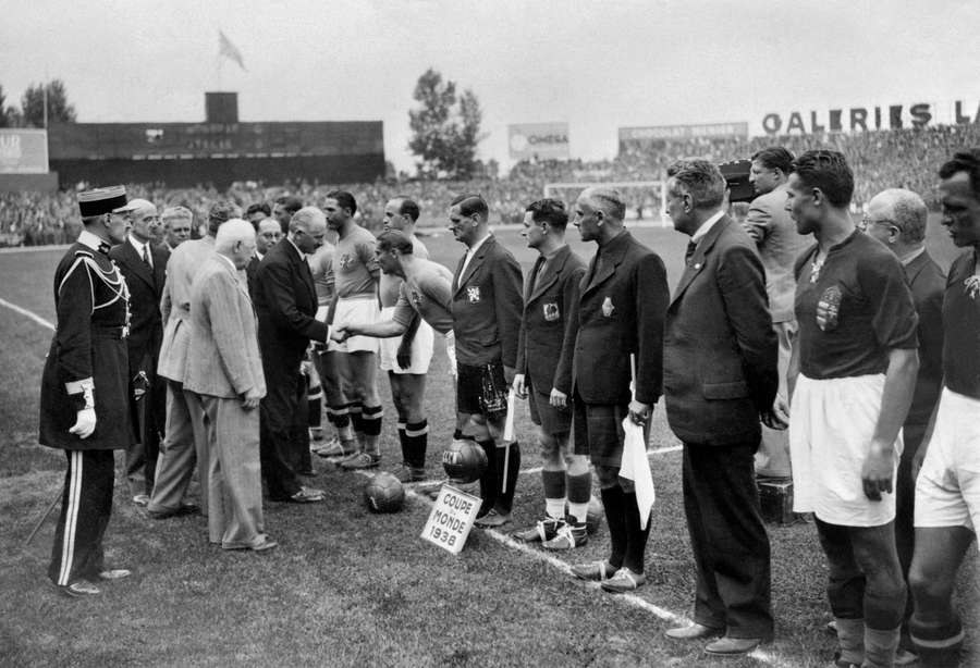 Giuseppe Meazza capitano dell’Italia viene salutato dal presidente francese Albert Lebrun prima della finale contro l’Ungheria Giuseppe Meazza capitano dell’Italia viene salutato dal presidente francese Albert Lebrun prima della finale contro l’Ungheria