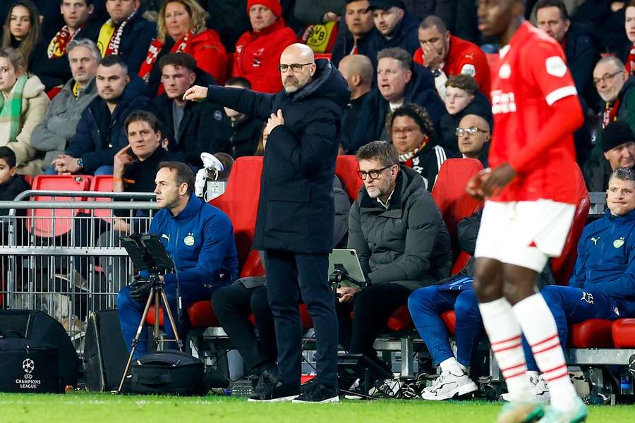 Peter Bosz in actie aan de zijlijn