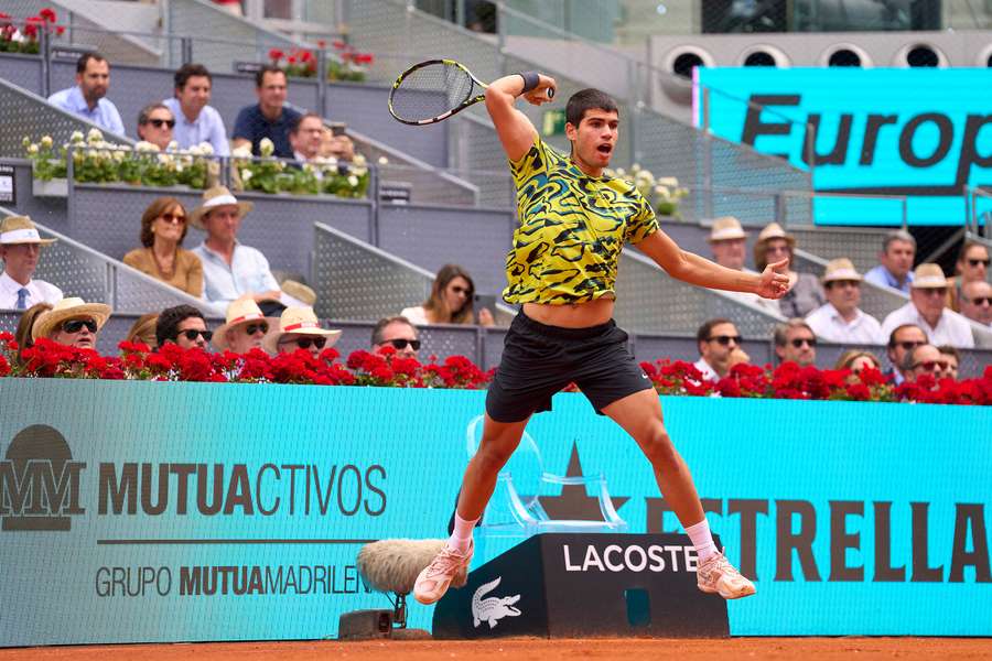 Alcaraz golpea la pelota durante su partido con Khachanov.