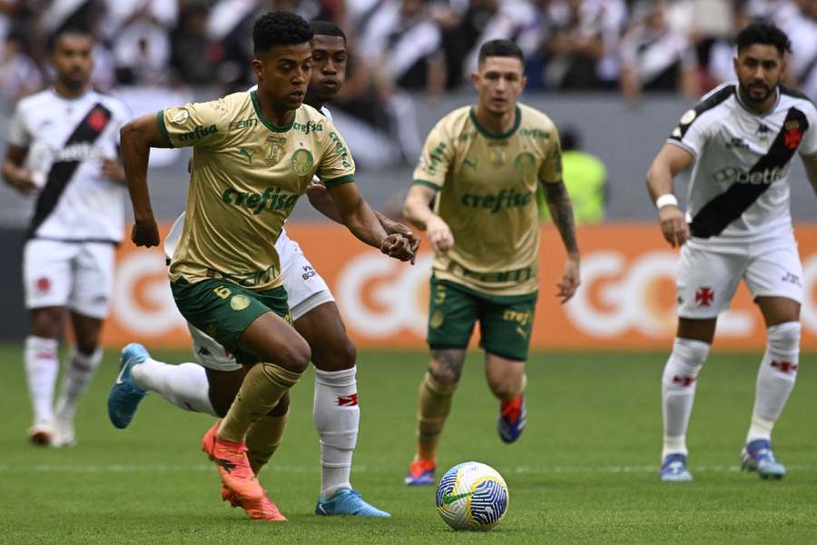 Vanderlan se envolveu em lance polêmico na partida