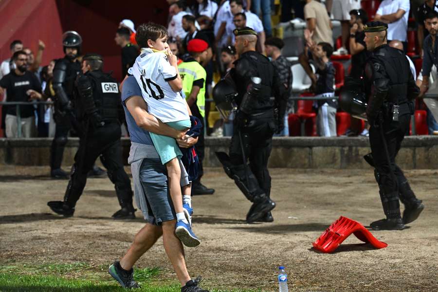 Presidente do Vitória SC lamentou carga policial no final do jogo nas Aves