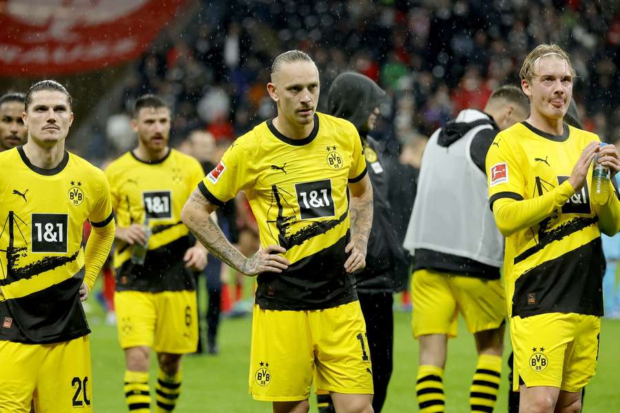 De Dortmundspelers bedanken de meegereisde fans na afloop van de wedstrijd 