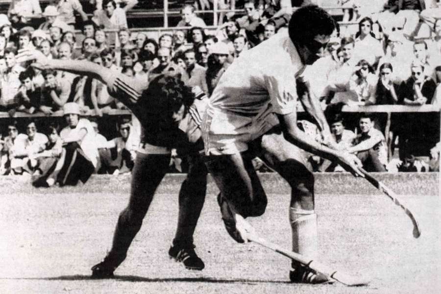 Ron Steens steelt de bal van de Argentijn Gustave Paolucci op het WK 1978 in Argentinië