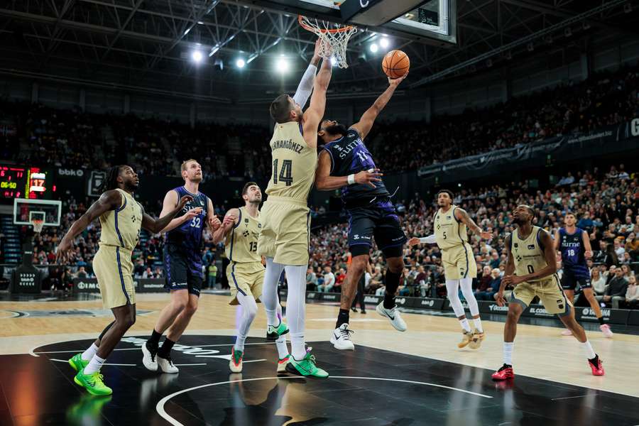 Hernangómez intenta taponar el tiro de Hilliard Hernangómez intenta taponar el tiro de Hilliard