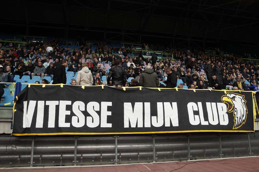 Een spandoek in het Gelredome