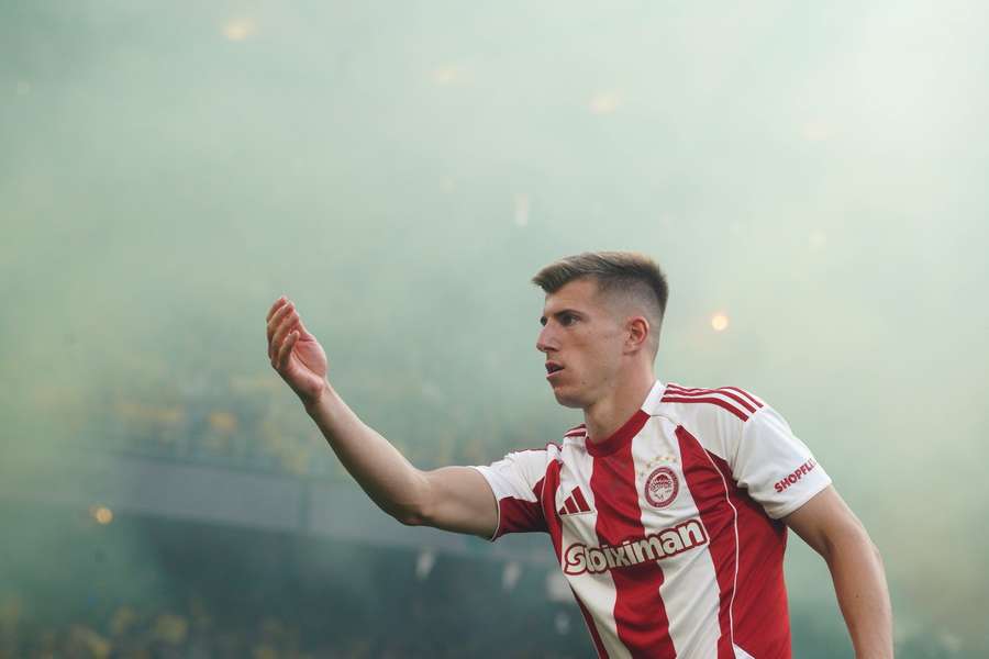 Brighton in talks to sign Olympiacos right-back Costinha
