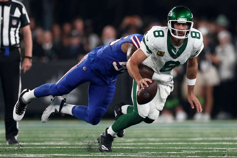 Aaron Rodgers é tackleado por Leonard Floyd