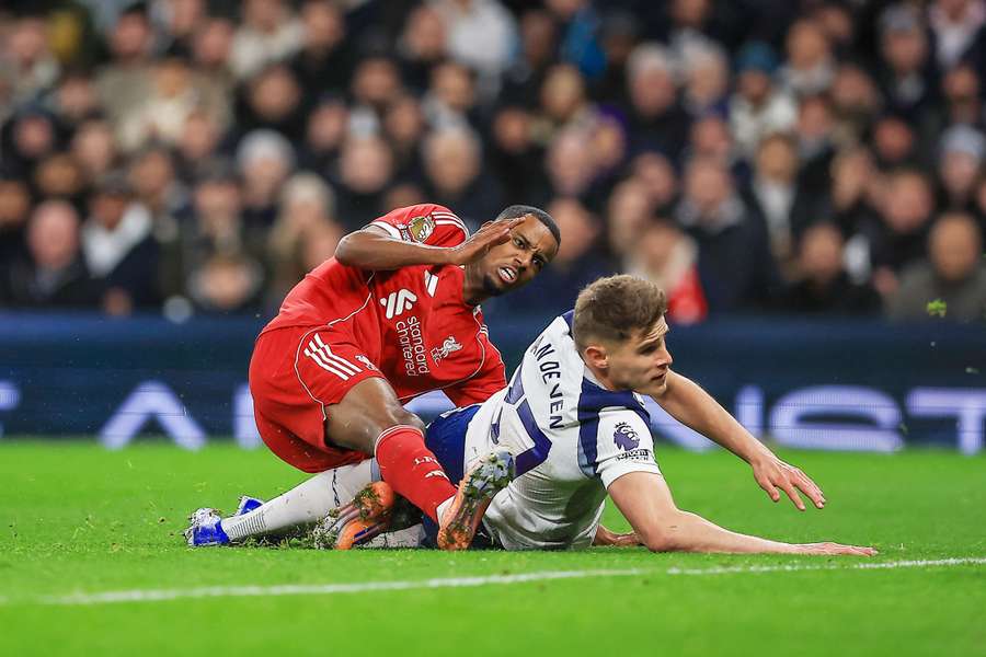 Isak, opéré, pourrait manquer deux mois à Liverpool.