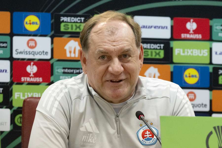 Vladimír Weiss pred duelom so Škendijou. Vladimír Weiss pred duelom so Škendijou.