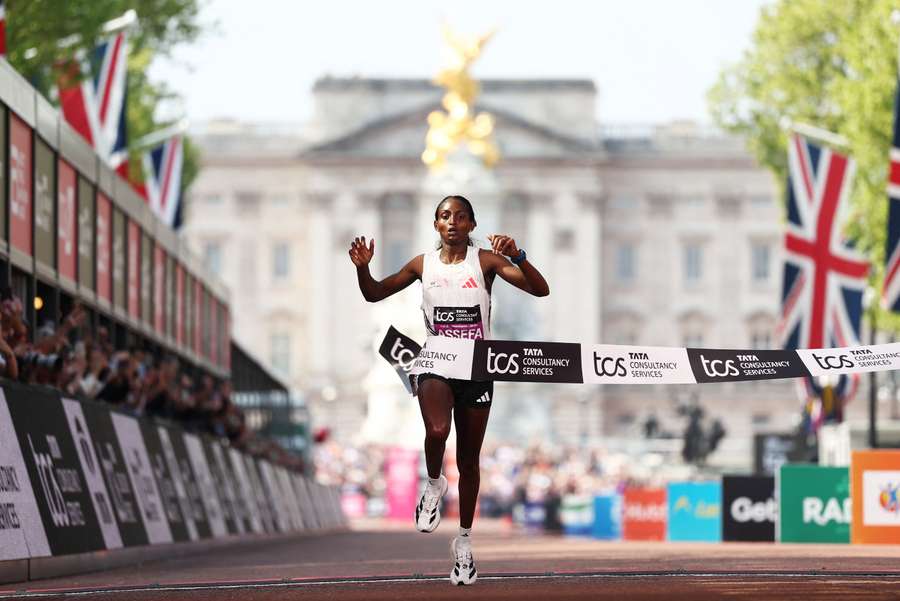 Tigst Assefa cruza a linha de chegada para vencer a Maratona de Londres 2025 feminina Tigst Assefa cruza a linha de chegada para vencer a Maratona de Londres 2025 feminina