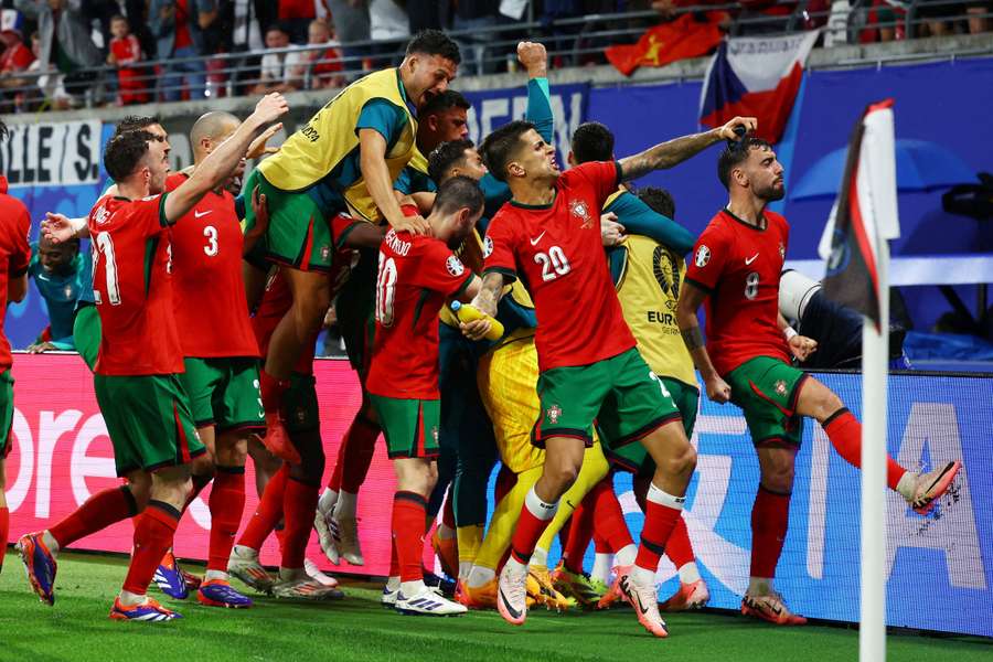 Portugalčania oslavujú víťazný gól proti Česku.