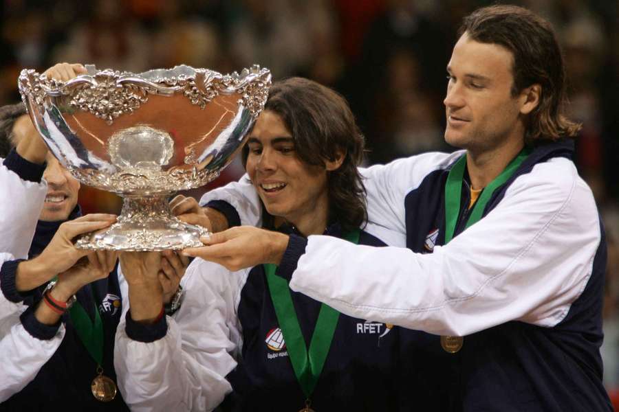 Un jovencísimo Nadal, junto a su actual entrenador, Moyà, con su primera Davis, allá por 2004