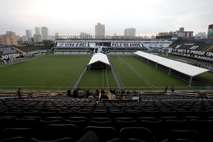 Vila Belmiro, esta manhã, com tudo preparado para receber o corpo de Pelé