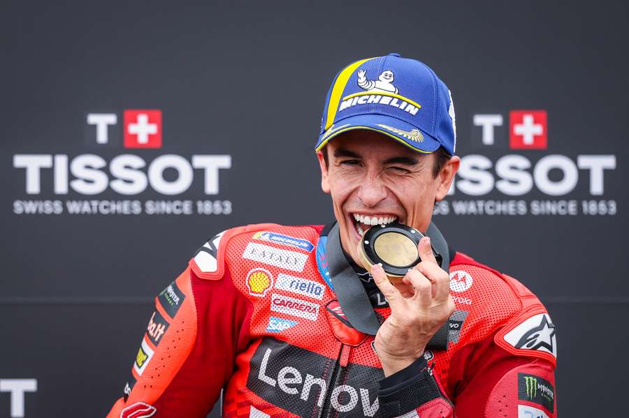 Marc Márquez arrasa en la accidentadísima carrera de Sachsenring