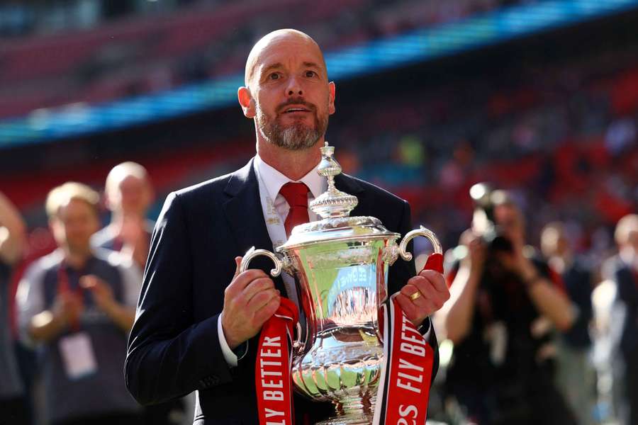 Erik ten Hag houdt de FA Cup-trofee van vorig seizoen vast