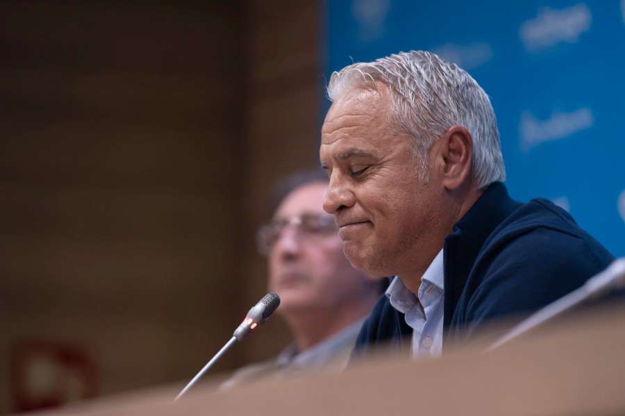 Pelllicer, en primer plano, con Loren Juarros, director deportivo del Málaga, en segundo