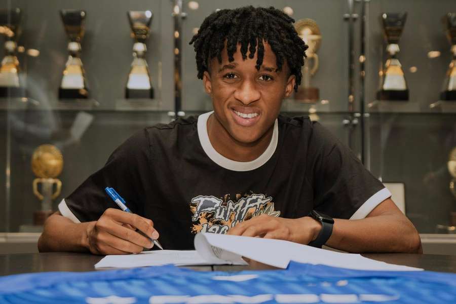 Cardoso Varela na assinatura do contrato profissional Cardoso Varela na assinatura do contrato profissional