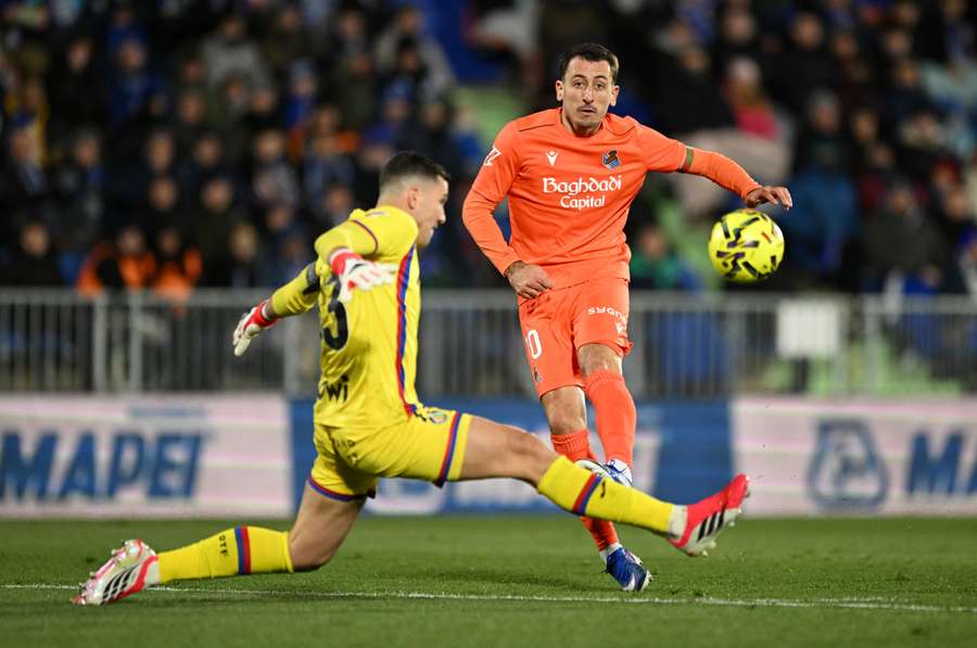 David Soria broni strzał Mikela Oyarzabala. David Soria broni strzał Mikela Oyarzabala.