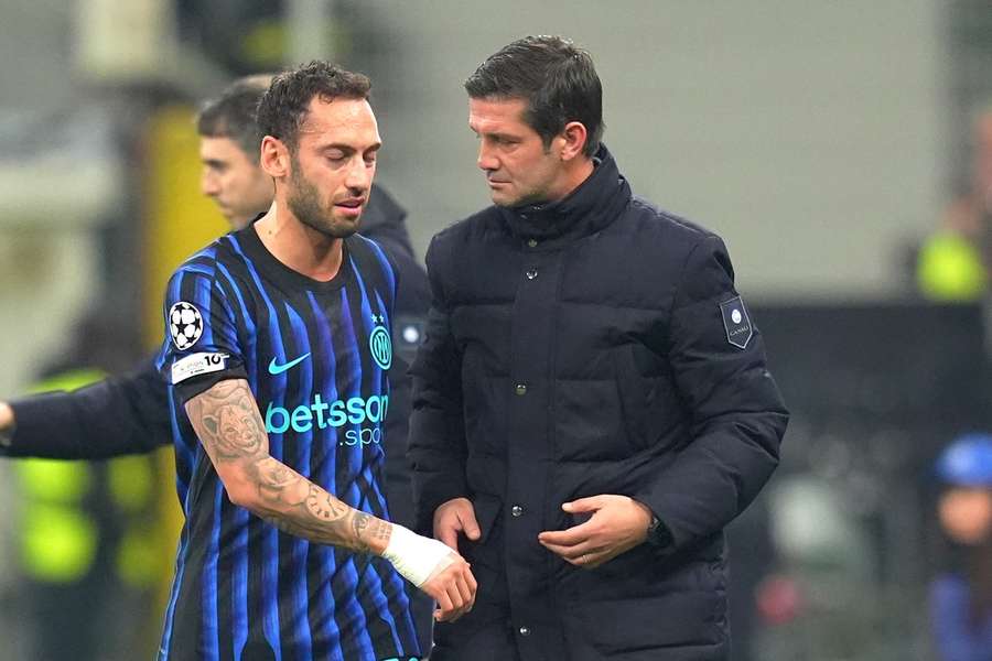 Hakan Calhanoglu, alături de antrenorul Cristian Chivu