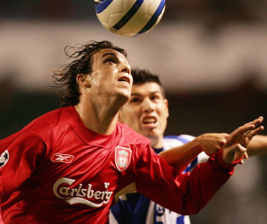 Josemi, en sus días de jugador del Liverpool, ante Luque