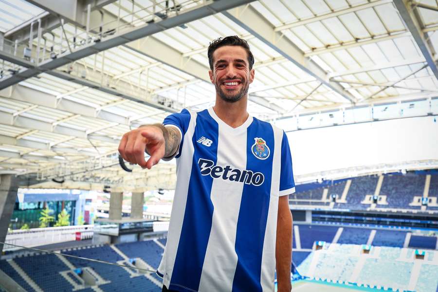 Tiago Ferreira assinou até 2028 e fica com a camisola 93 do FC Porto Tiago Ferreira assinou até 2028 e fica com a camisola 93 do FC Porto