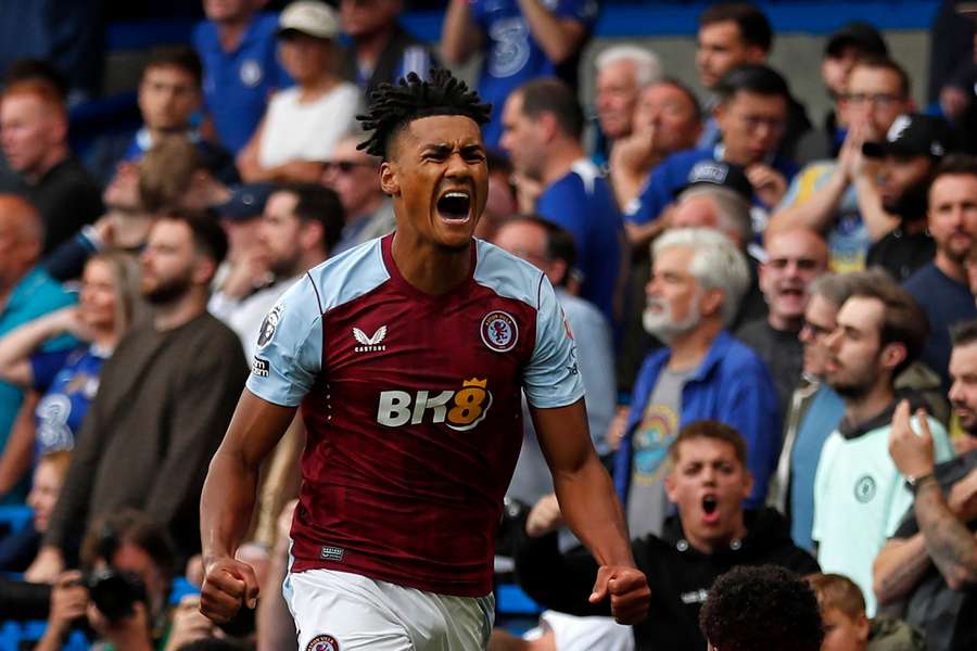 El delantero inglés del Aston Villa Ollie Watkins celebra tras marcar el primer gol. El delantero inglés del Aston Villa Ollie Watkins celebra tras marcar el primer gol.