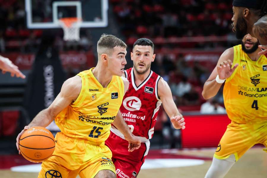 Ziga Samar, con la bola en la mano, seguirá en el Dreamland Gran Canaria