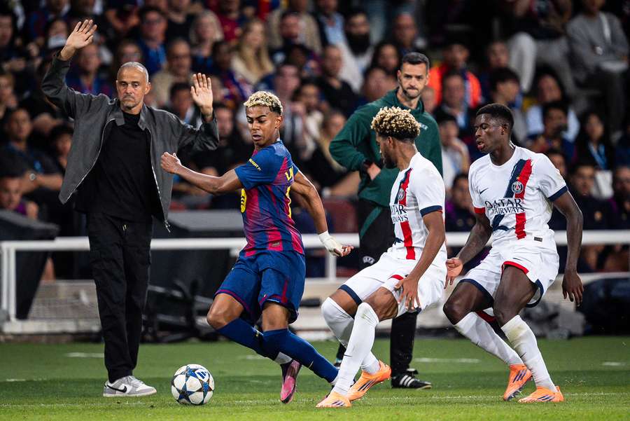 Akcja meczu Ligi Mistrzów pomiędzy FC Barcelona a zdobywcą trofeum Paris Saint-Germain, 1 października 2025 r.