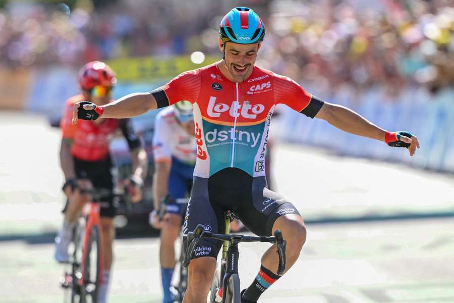 Victor Campenaerts entra sonriente a la meta