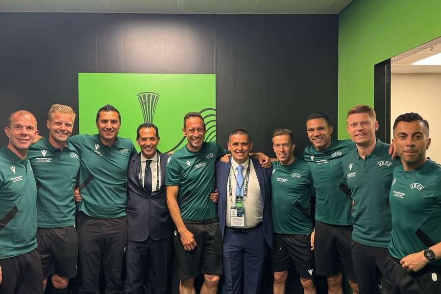 Pedro Proença com a equipa de arbitragem em Atenas