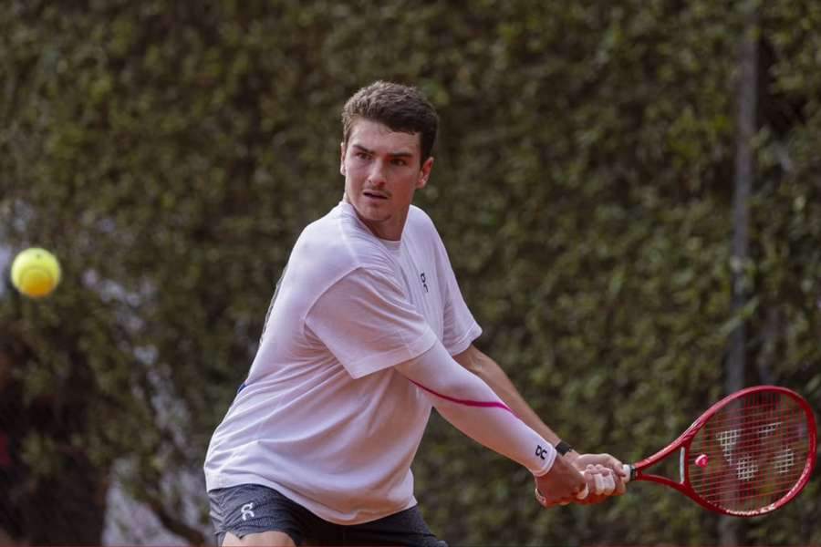 João treina para fazer a estreia no saibro em 2026