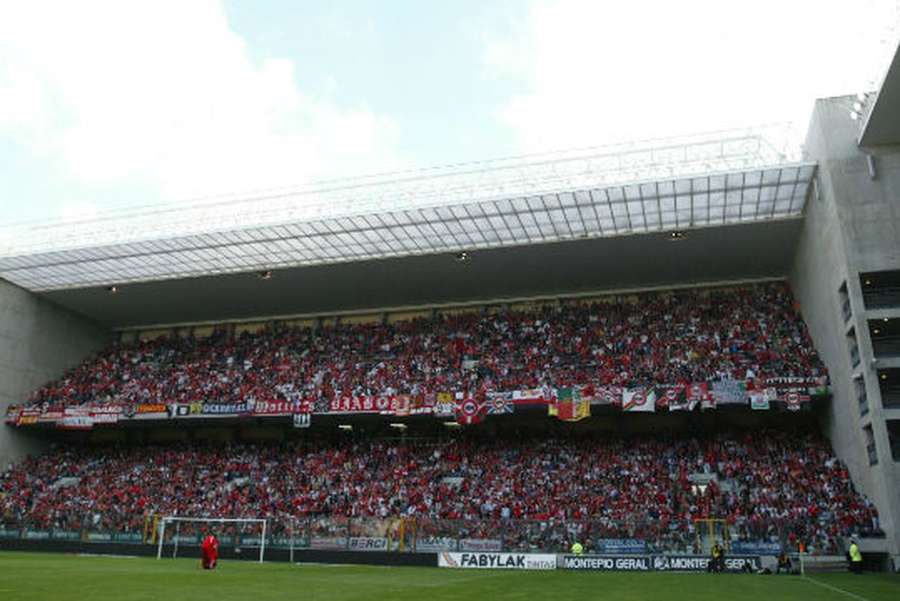 Pirotecnia dos adeptos no Bessa valeram multa pesada ao Benfica