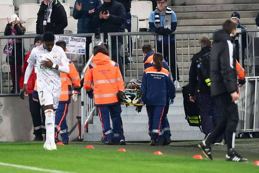 Elis a suferit lovitura la cap într-un duel aerian cu fundaşul echipei Guingamp, Donatien Gomis