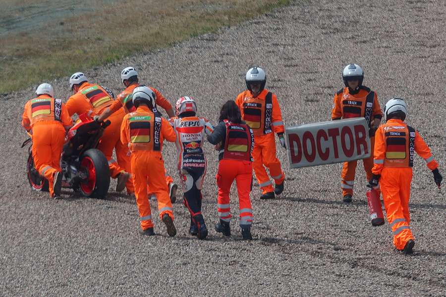 Marc Márquez sofre uma fratura na mão esquerda depois de ter caído no warm-up