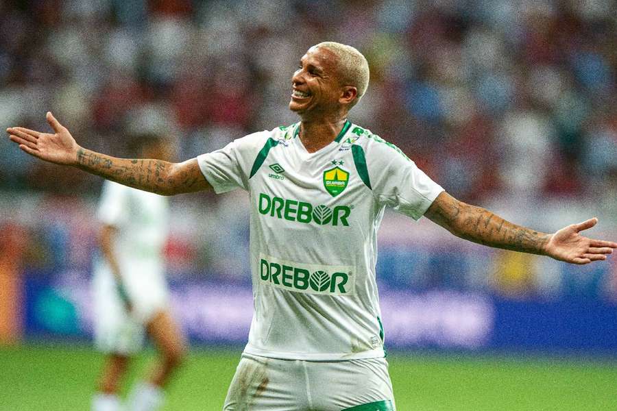 Deyverson abriu o placar em penalidade