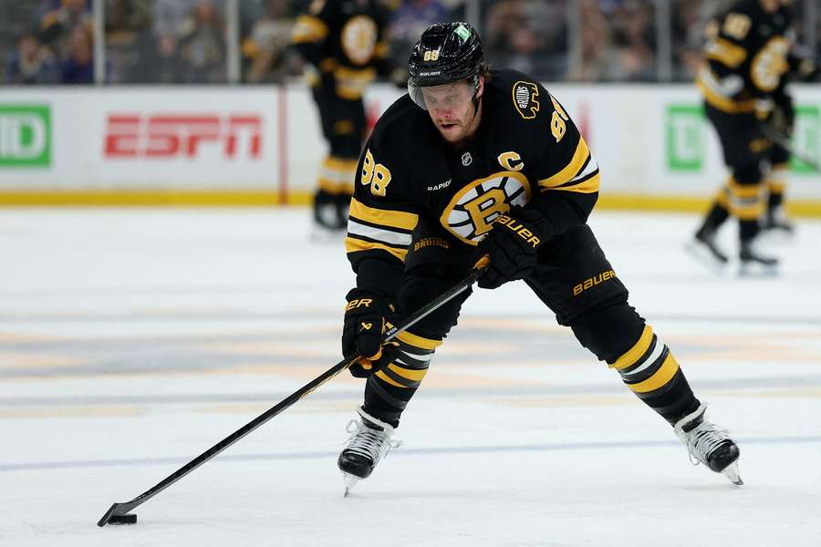 Pastrňák poprvé nastoupil jako kapitán Bostonu. Pastrňák poprvé nastoupil jako kapitán Bostonu.