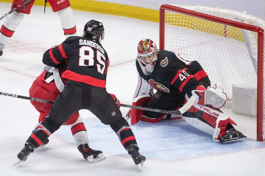 Mads Søgaard og Ottawa Senators sejrede 3-2 i dansk målmandsopgør i NHL