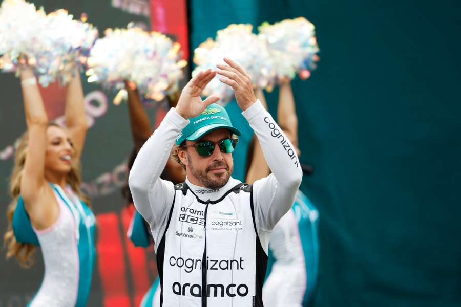 Fernando Alonso tijdens de introductie