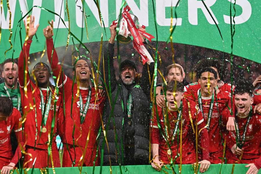 Liverpool-spillerne og Jürgen Klopp løfter EFL-trofæet.