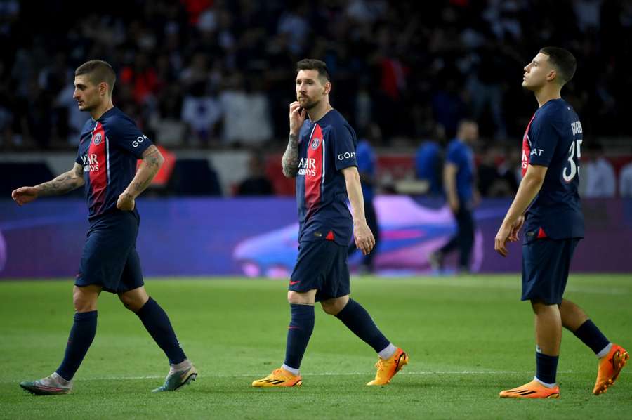 El delantero del París Saint-Germain Lionel Messi (C)