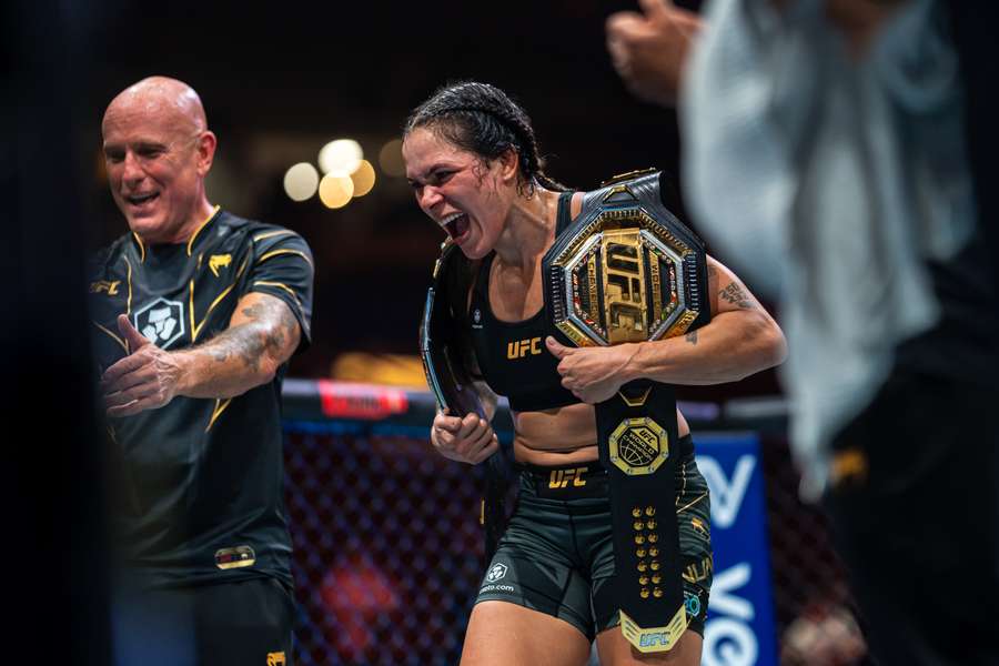 Amanda Nunes é dona dos cinturões peso-pesado e peso-leve