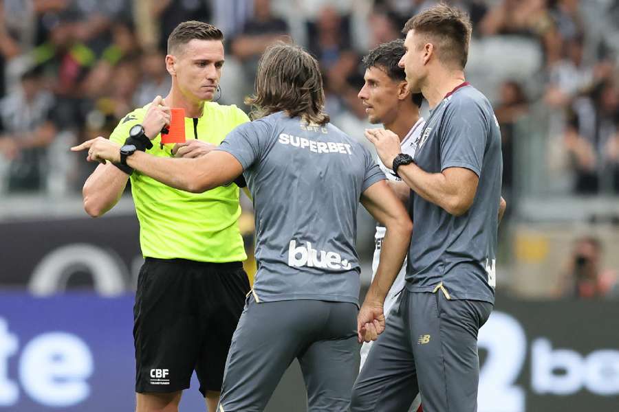Luis Zubeldía discute com o juiz Ramon Abatti Abel