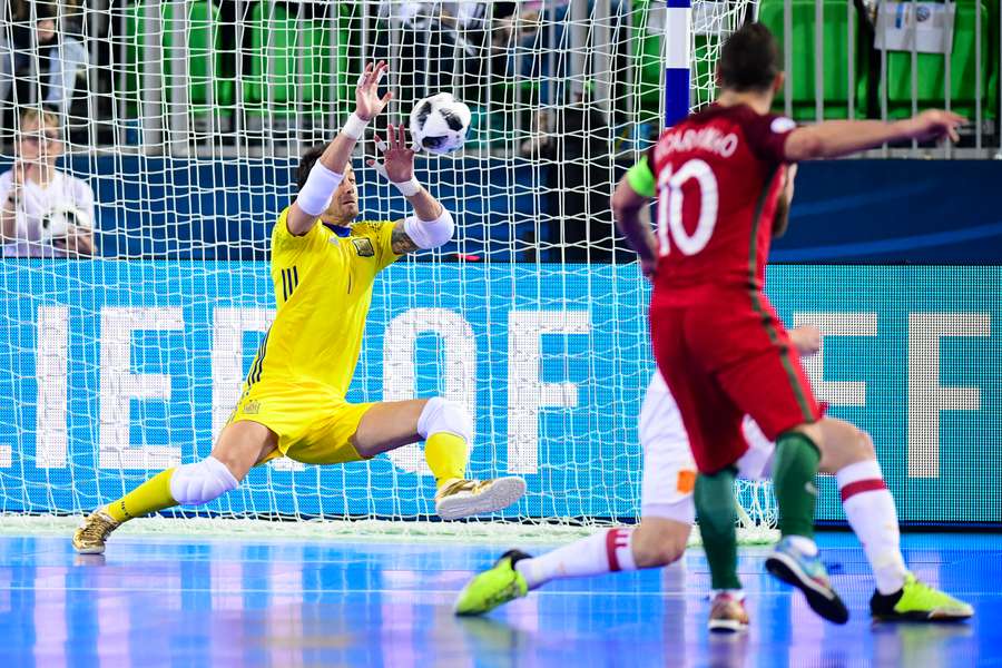 Paco Sedano ataja un tiro de Ricardinho en el España-Portugal de la final del Europeo de 2018