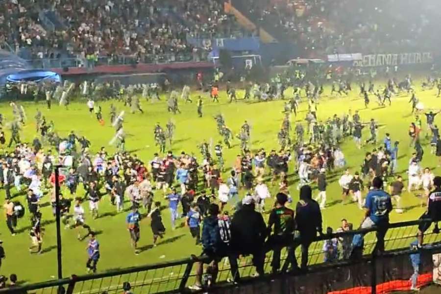 Un batalla campal deja al menos 170  muertos por violencia en partido de fútbol en Indonesia