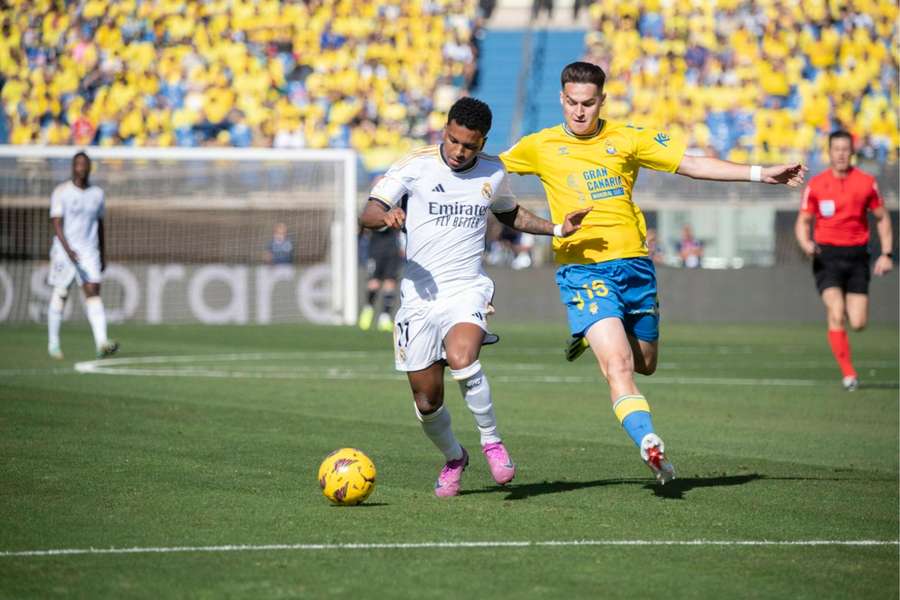 Rodrygo tenta afastar-se de Mika Mármol no jogo Las Palmas-Real Madrid