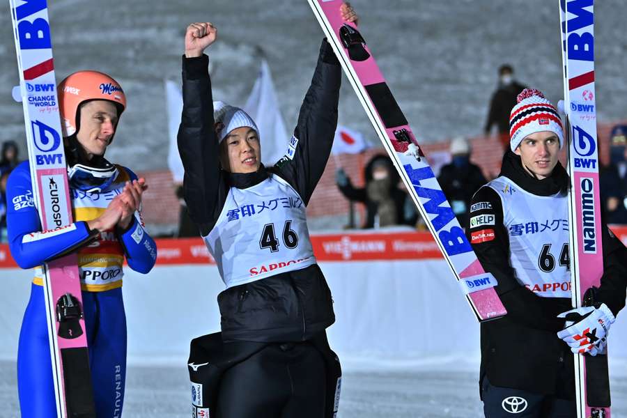 Ryoyu Kobayashi bejubelt den Sieg auf seiner Heimschanze.