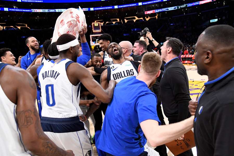 Kyrie Irving (#2) viert de winnende score samen met zijn teamgenoot Maxi Kleber (#42)