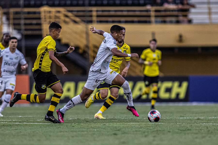 Santos empata com o São Bernardo sob protestos da torcida