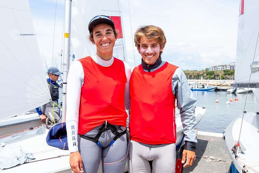 Carolina João e Diogo Costa caíram para o 12.º lugar na classe 470 do Troféu Princesa Sofia